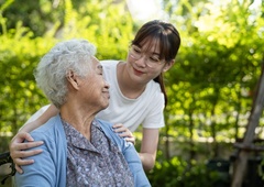 108-letna upokojena učiteljica še vedno vozi avto in telovadi trikrat na teden