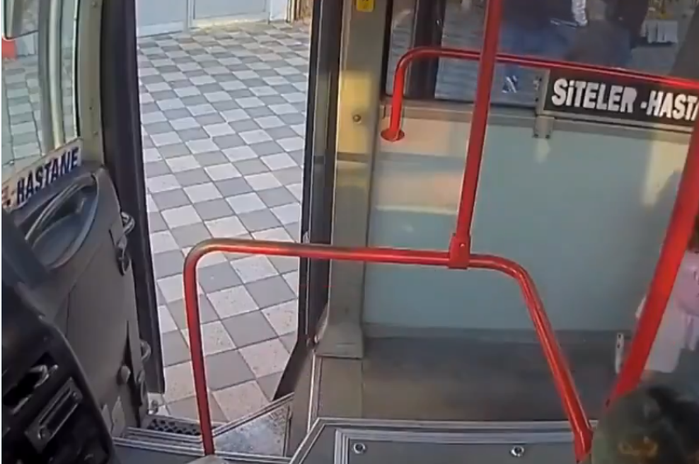 Voznik mestnega avtobusa stekel kupit kruh, ko je nadaljeval vožnjo, pa ga je šokiral krik (foto: Zaslonska slika/X/Russian News)