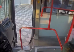 Voznik mestnega avtobusa stekel kupit kruh, ko je nadaljeval vožnjo, pa ga je šokiral krik