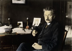 Albert Einstein pred 100 leti hotelskemu kurirju predal 2 listka: načičkal nekaj skrivnostnih besed, prodali so ju za ... 1,38 milijona evrov!