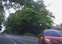 Voznik kaznovan z 200 evri: vsi ostali brez besed, ko so videli, kaj prevaža na strehi avtomobila! (VIDEO)