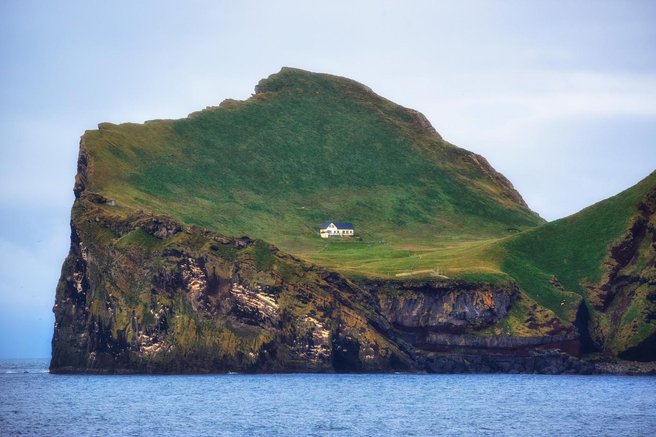 Bi si upali živeti tukaj? Tako izgleda najbolj osamljena hiša na svetu, ki se nahaja sredi Atlantika (FOTO)