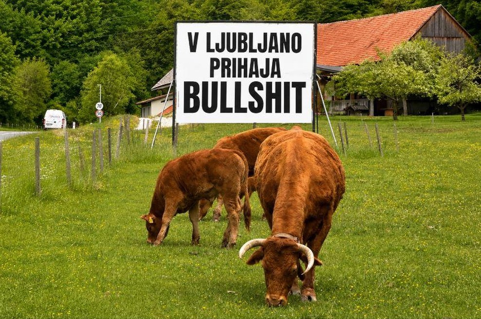 Končno je znano, kaj se je skrivalo za napisom na plakatih po Sloveniji, o katerih se je zadnje dni govorilo po vsej nekdanji Jugoslaviji (foto: Instagram/AI)