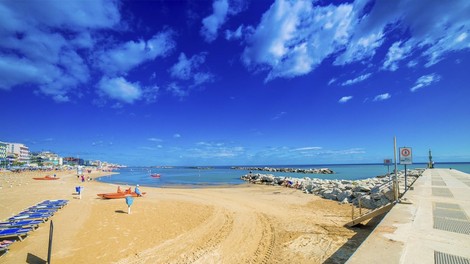 rimini plaza kajenje prepoved zivali morje italija jadransko morje stop nic vec poletje turizem