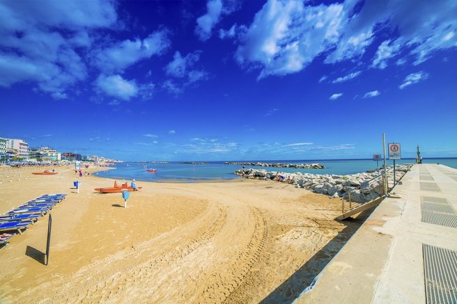 rimini plaza kajenje prepoved zivali morje italija jadransko morje stop nic vec poletje turizem