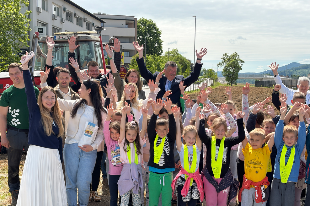 S projektom Sejemo sončno prihodnost bodo sončnice ob železniških tirih ponovno povezale Slovenijo (foto: D.H. (AML))