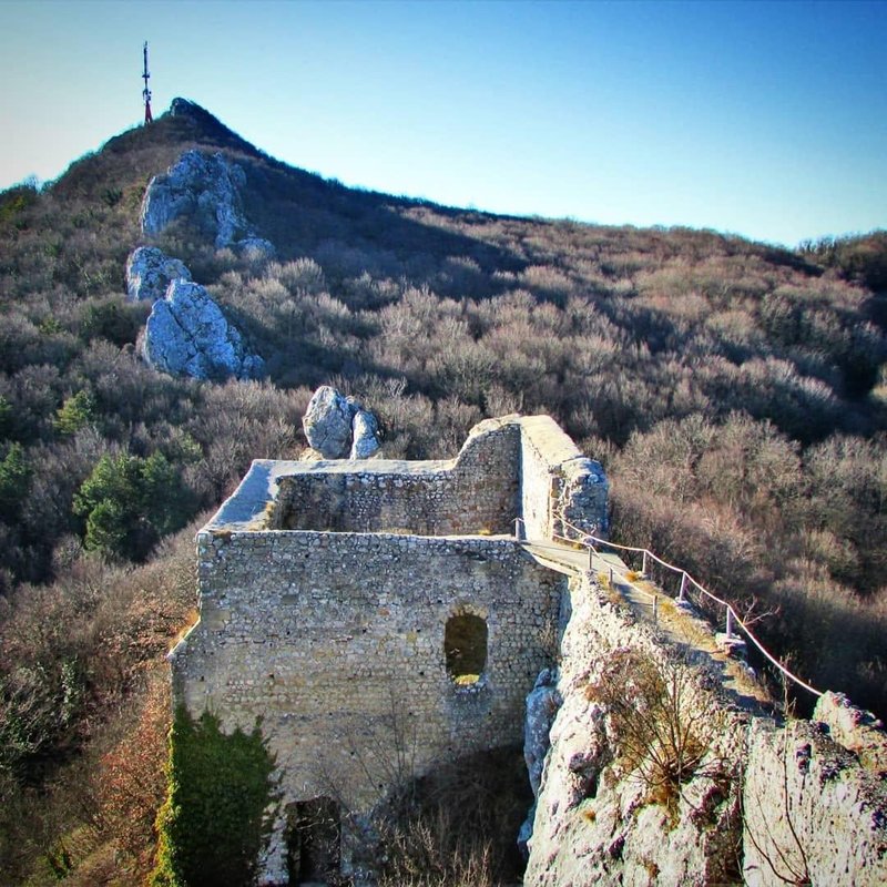 Skrivnostna utrdba, ki privablja čedalje več obiskovalcev: velja za pravi raj, razgledi pa jemljejo dih (FOTO)