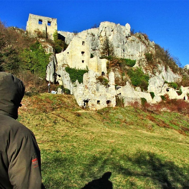 Skrivnostna utrdba, ki privablja čedalje več obiskovalcev: velja za pravi raj, razgledi pa jemljejo dih (FOTO)