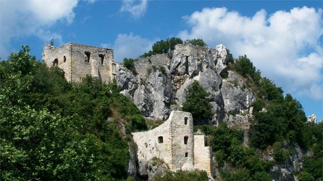 Skrivnostna utrdba, ki privablja čedalje več obiskovalcev: velja za pravi raj, razgledi pa jemljejo dih (FOTO)