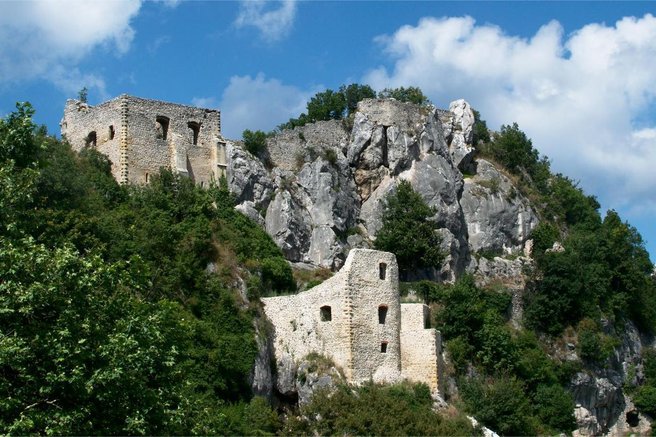 Skrivnostna utrdba, ki privablja čedalje več obiskovalcev: velja za pravi raj, razgledi pa jemljejo dih (FOTO)