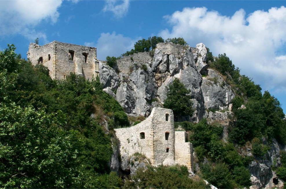 Skrivnostna utrdba, ki privablja čedalje več obiskovalcev: velja za pravi raj, razgledi pa jemljejo dih (FOTO) (foto: Wikipedia)