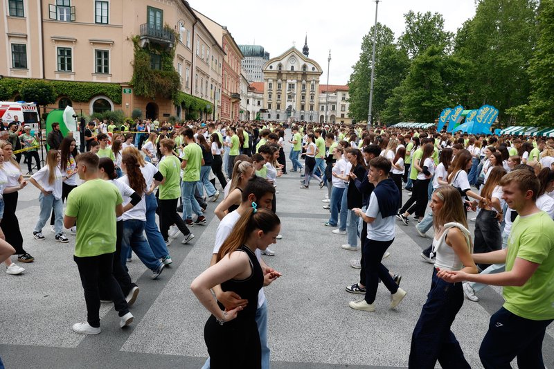 2500 maturantov je s četvorko zasedlo Kongresni trg in proslavilo konec srednje šole, a tekle so tudi solze bridke žalosti
