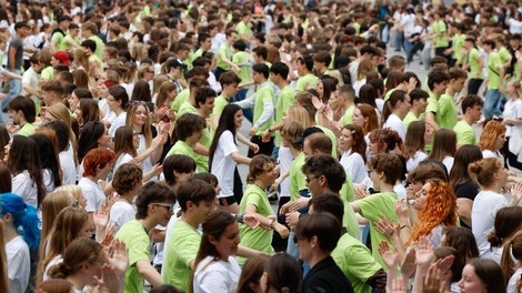 2500 maturantov je s četvorko zasedlo Kongresni trg in proslavilo konec srednje šole, a tekle so tudi solze bridke žalosti