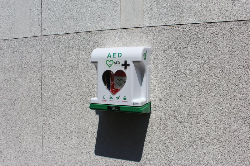 Vsem občinam že tretjič zagotovili sredstva za AED