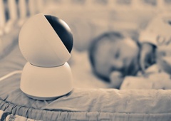 Mama sredi noči preverila 'baby monitor' in otrpnila: "Najhujša nočna mora vsakega starša"