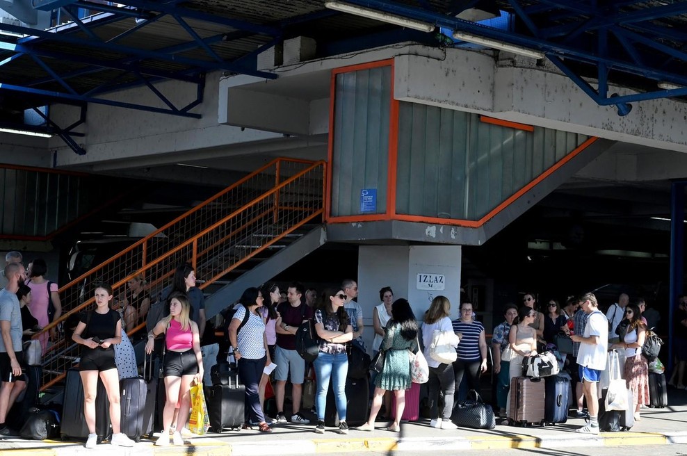 VIDEO: Tako je na zagrebški avtobusni postaji steklo skoraj pokosilo potnike (foto: profimedia)