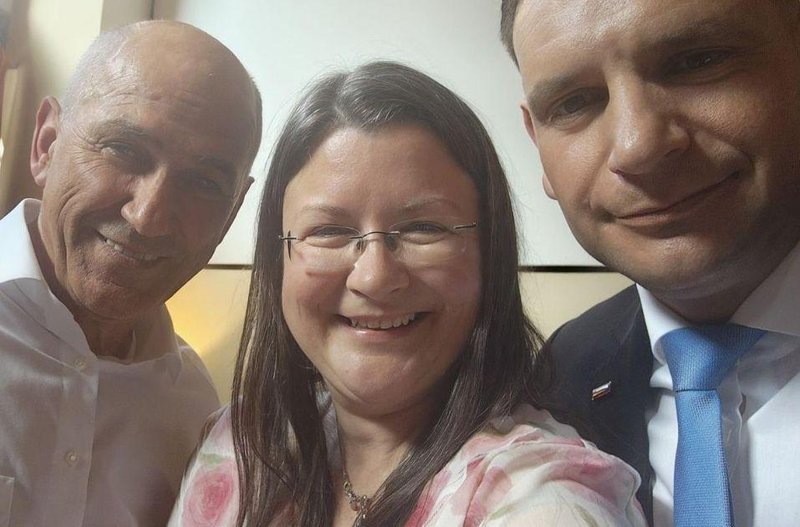 "Je to normalno?!" Fotografija politikov razburja Slovence, to si zares mislijo o njej