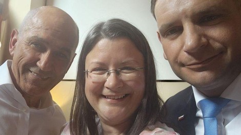 "Je to normalno?!" Fotografija politikov razburja Slovence, to si zares mislijo o njej