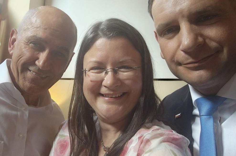 "Je to normalno?!" Fotografija politikov razburja Slovence, to si zares mislijo o njej (foto: Facebook/Katja Kokot)