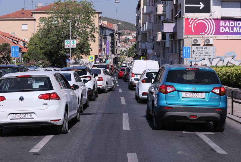 Turisti množično drvijo na Jadran, vendar počasi izgubljajo potrpljenje (in ne, niso krive visoke cene)