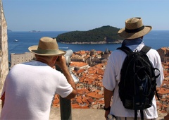 Turisti množično drvijo na Jadran, vendar počasi izgubljajo potrpljenje (in ne, niso krive visoke cene)