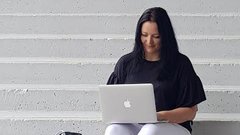 Slovenska pisateljica, ki v knjižnem prvencu razkriva zakulisje nogometa: "Pisanje o nogometu je pravzaprav pisanje o čustvih!"