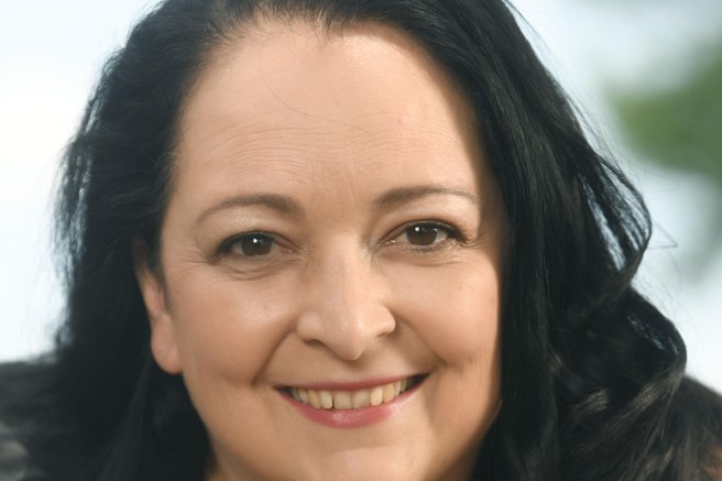Slovenska pisateljica, ki v knjižnem prvencu razkriva zakulisje nogometa: "Pisanje o nogometu je pravzaprav pisanje o čustvih!"