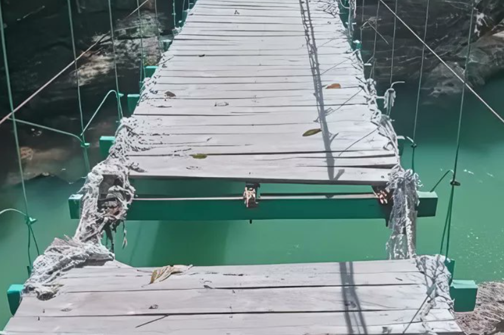 "Nenadoma sem slišal glasen pok!" Turista iz Avstrije doletela grozljiva usoda, reševalci so bili nemočni (foto: X/Heybaliinfo)