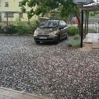 Nad Slovenijo so se razširile močnejše nevihte: padala je tudi toča (FOTO)