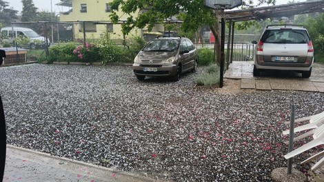 Nad Slovenijo so se razširile močnejše nevihte: padala je tudi toča (FOTO)