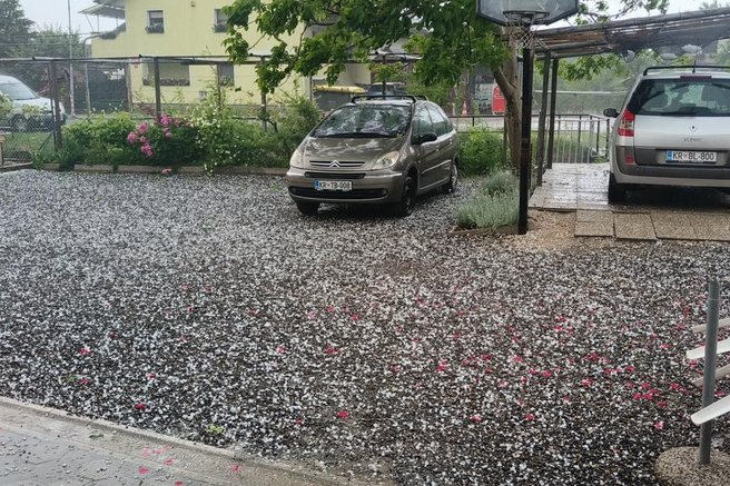 Nad Slovenijo so se razširile močnejše nevihte: padala je tudi toča (FOTO)