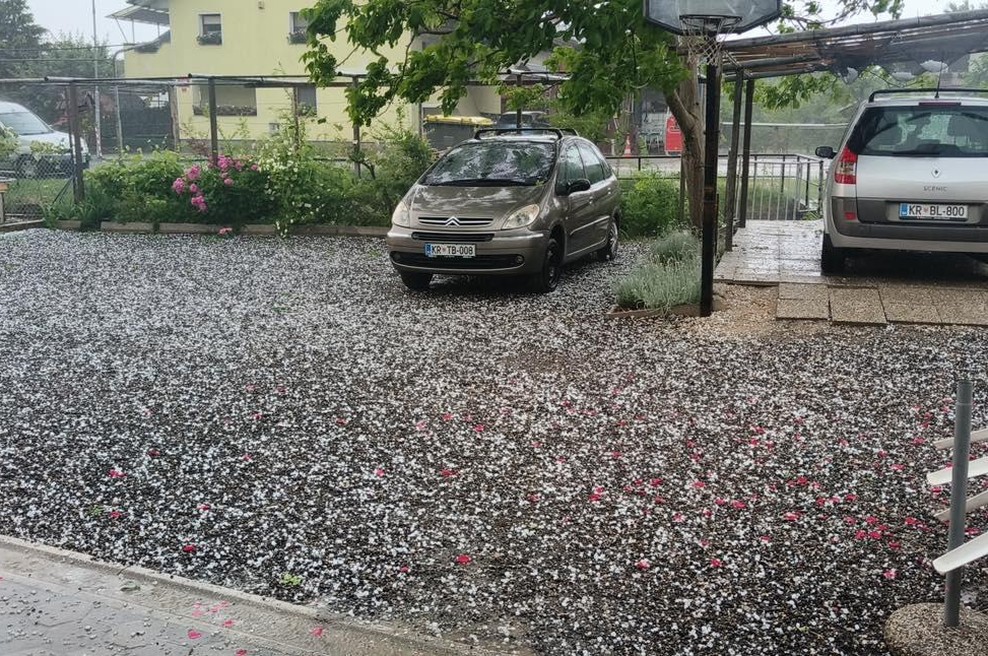 Nad Slovenijo so se razširile močnejše nevihte: padala je tudi toča (FOTO) (foto: Facebook/Neurje.si)