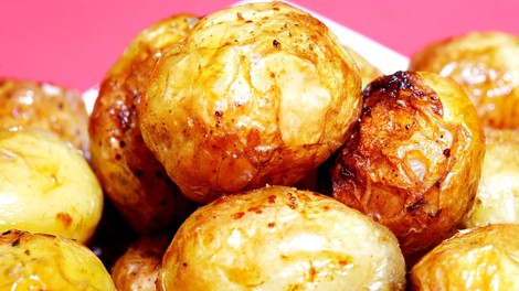 pecen krompir hrustljavo hrustljava skorjica recept trik preprosto kuhanje kuharija kuhinja pecica