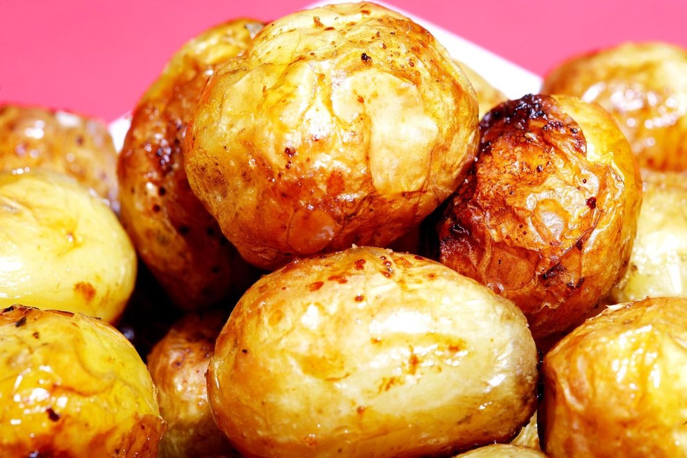 pecen krompir hrustljavo hrustljava skorjica recept trik preprosto kuhanje kuharija kuhinja pecica
