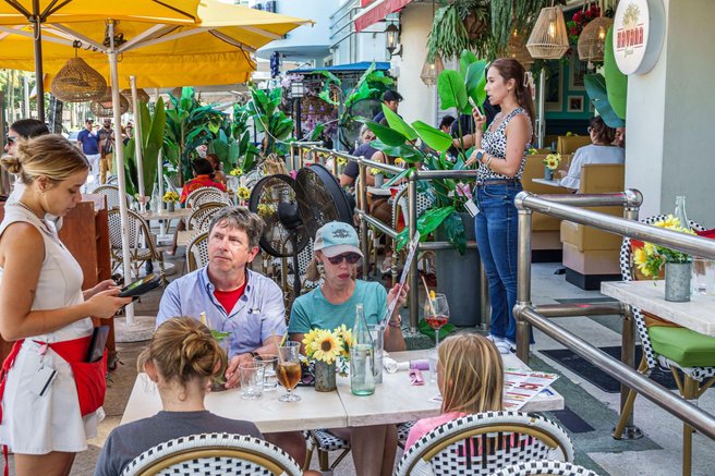 restavracija turisti natakarica