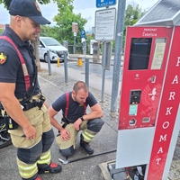 Bizaren prizor na Gorenjskem: želela plačati parkirnino, ko je v parkomatu zagledala to (posredovale pristojne službe)