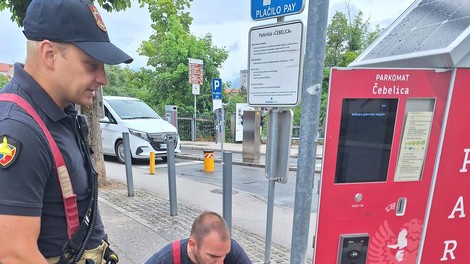 Bizaren prizor na Gorenjskem: želela plačati parkirnino, ko je v parkomatu zagledala to (posredovale pristojne službe)