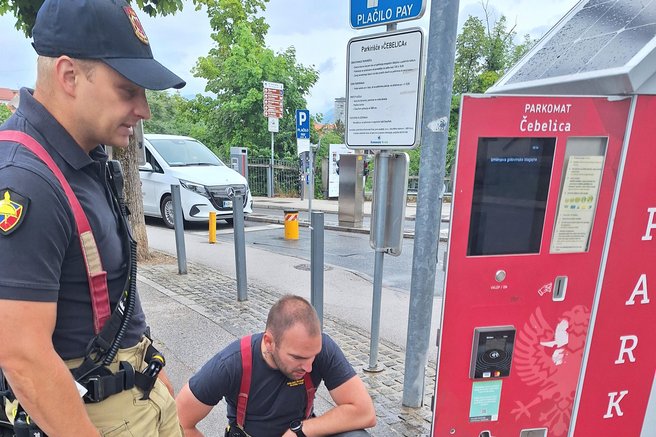 Bizaren prizor na Gorenjskem: želela plačati parkirnino, ko je v parkomatu zagledala to (posredovale pristojne službe)