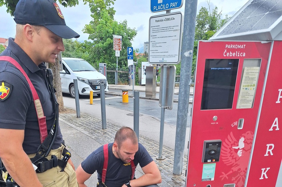 Bizaren prizor na Gorenjskem: želela plačati parkirnino, ko je v parkomatu zagledala to (posredovale pristojne službe) (foto: STA)