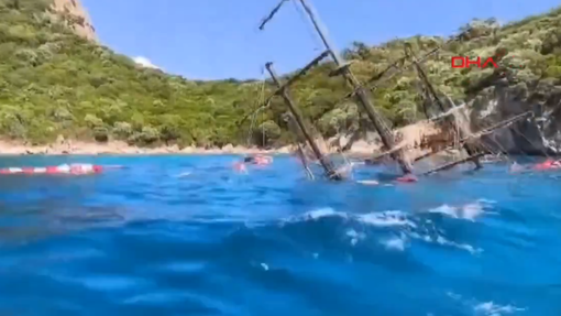 Drama v priljubljenem letovišču: potonila turistična ladja, ljudje so skakali v morje, da bi se rešili
