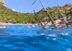 Drama v priljubljenem letovišču: potonila turistična ladja, ljudje so skakali v morje, da bi se rešili