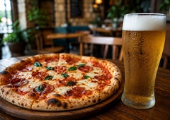 Pica za 5 evrov, pivo za 3, čudovite plaže in nobene gneče: turisti množično odkrivajo ta mediteranski raj (ja, tudi Slovenci)