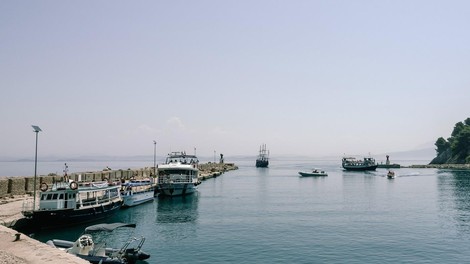 sazan albanija turizem jadran spor pretepi varnostniki incidenti