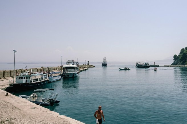 sazan albanija turizem jadran spor pretepi varnostniki incidenti