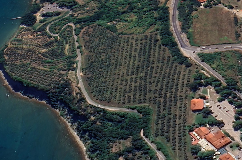 Turisti prihajajo, stroji brnijo, promet pa stoji: na obali jim je zaradi gradbenih del dokončno počil film (zahtevajo takojšnjo ustavitev) (foto: Google Earth)