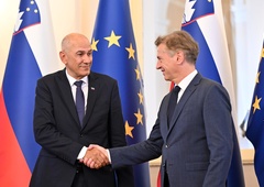 Golob segel v roke Janši, nato pa ... To mu je povedal naravnost v obraz, s pikrimi besedami je dal jasno vedeti, kaj si misli