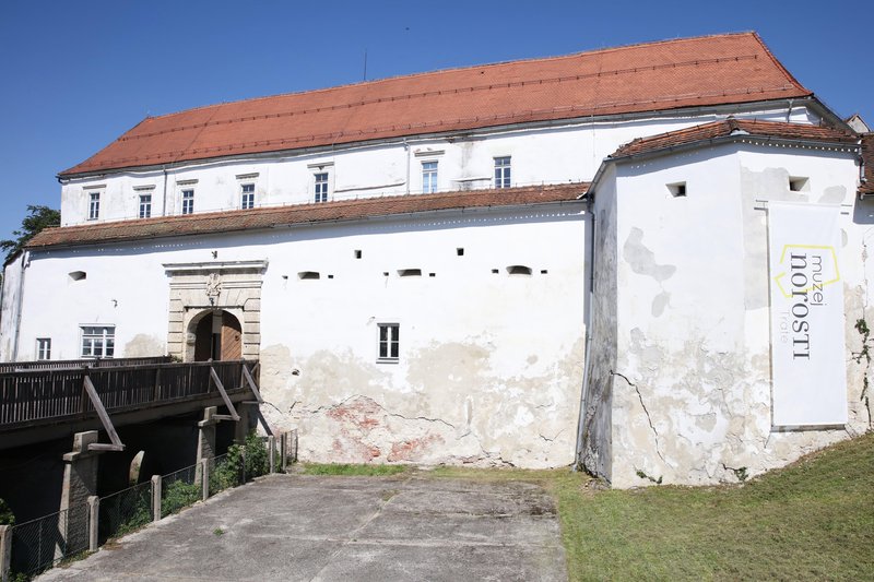 Grad Cmurek Muzej norosti Trate