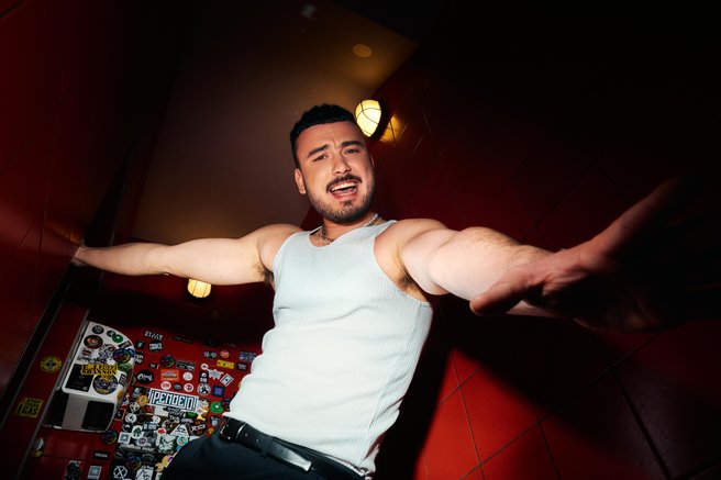 Na Metropolitan Happy Hour nas bo glasovno navduševal tudi Urban Lutman - postavili smo mu nekaj kratkih vprašanj
