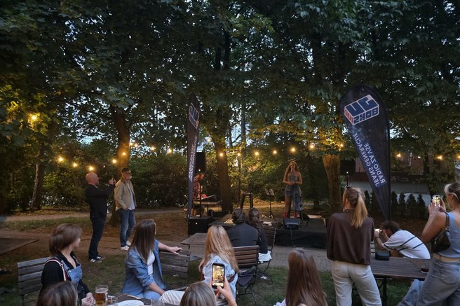 Priljubljeni radio ima novo voditeljico - poglejte, katera lepotica je stopila pred mikrofon