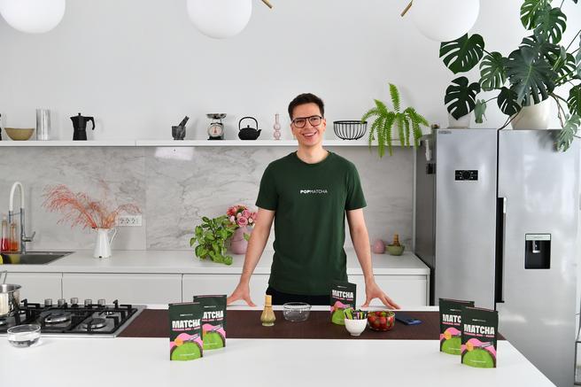 Barva, pena, trenutek: POP Matcha skozi Leica objektiv